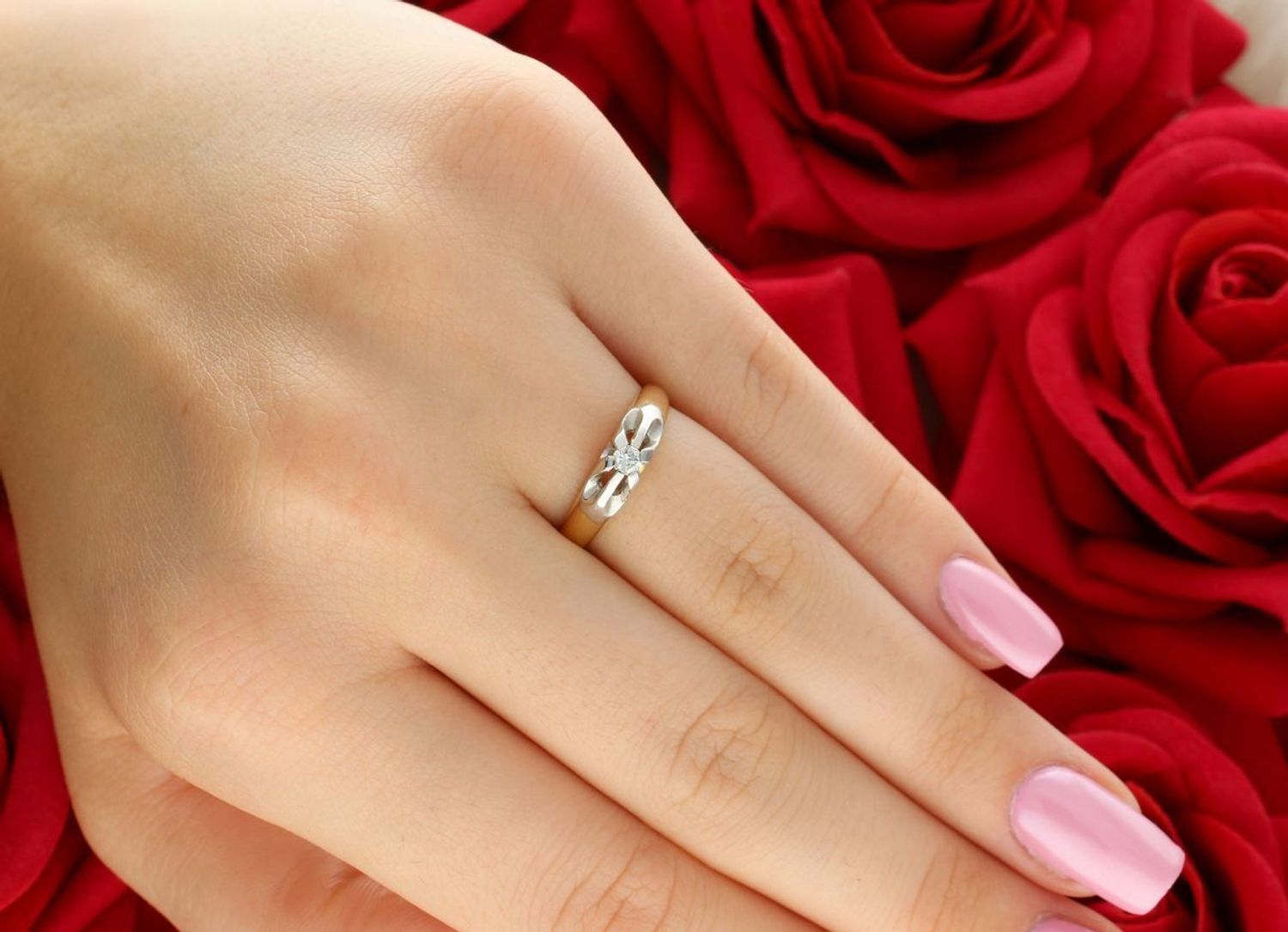 Elegancki pierścionek z żółtego i białego złota 585 z uniesionym diamentem 0,08 ct. Czystość P1, barwa W. Klasyczny styl z certyfikatem autentyczności. Idealny prezent.1.jpg